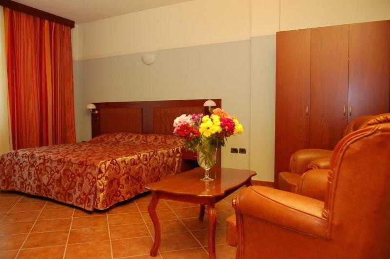 Hotel Elysee Тирана Екстериор снимка