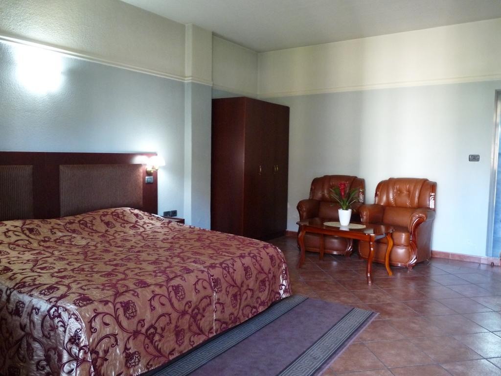 Hotel Elysee Тирана Екстериор снимка