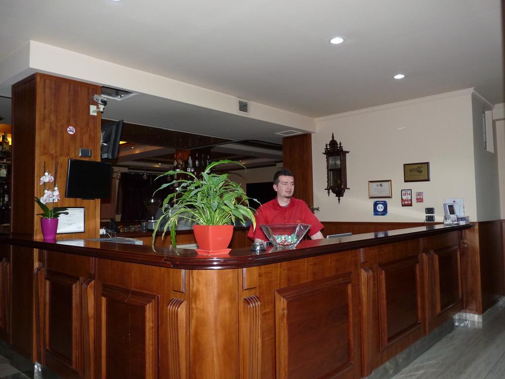 Hotel Elysee Тирана Екстериор снимка