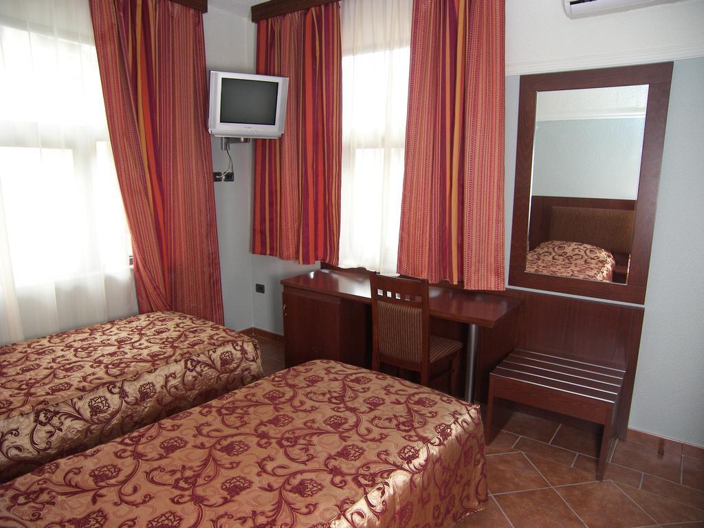 Hotel Elysee Тирана Екстериор снимка