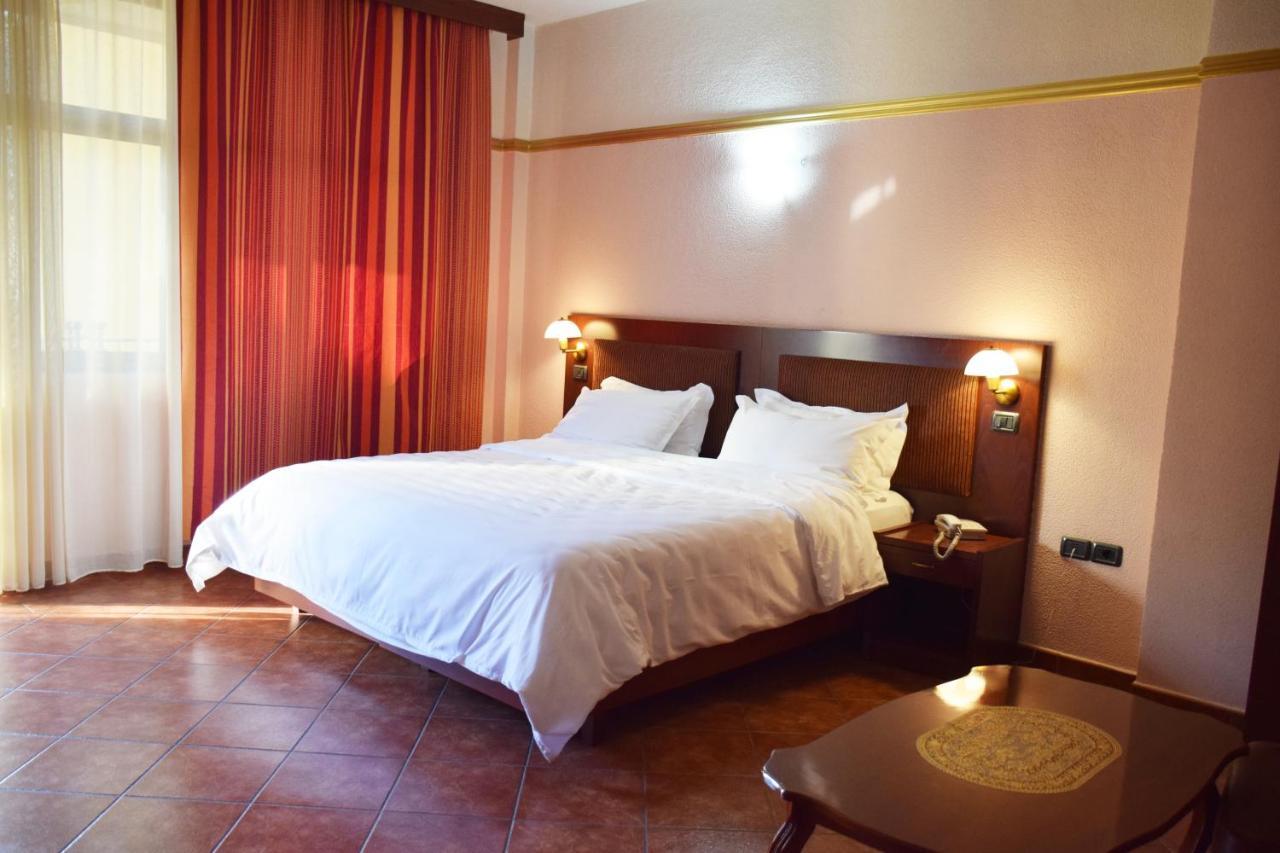 Hotel Elysee Тирана Екстериор снимка