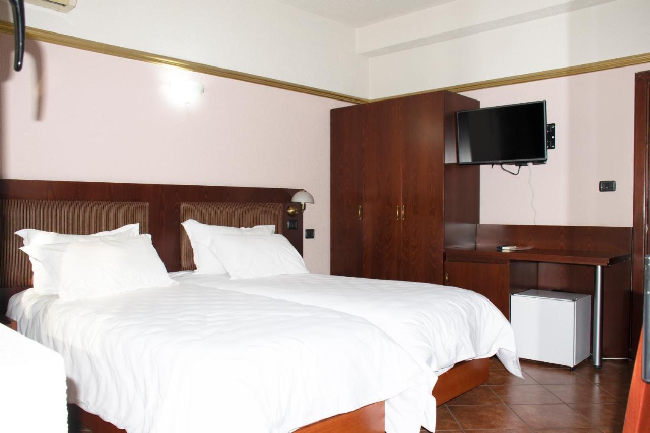 Hotel Elysee Тирана Екстериор снимка