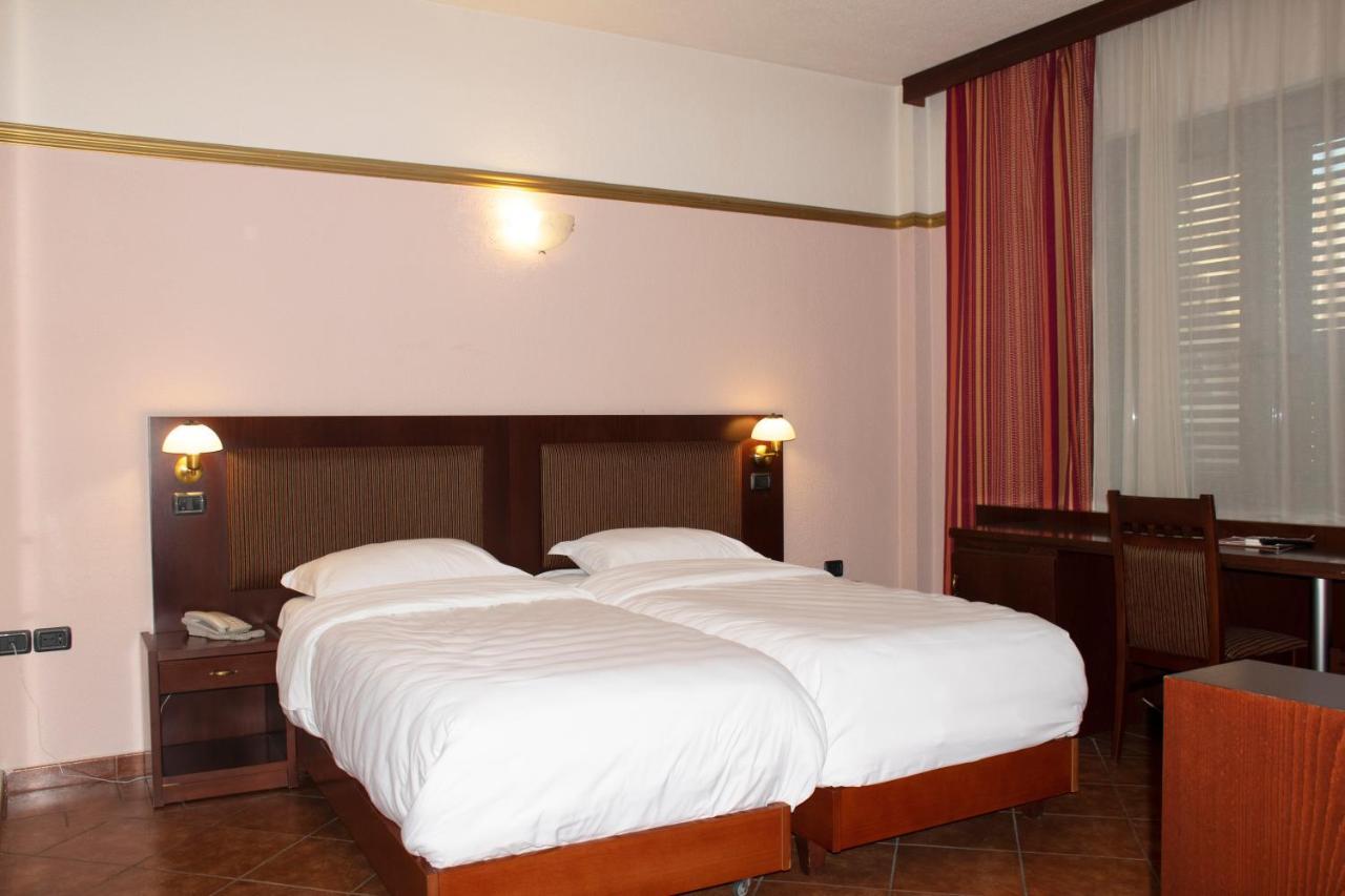 Hotel Elysee Тирана Екстериор снимка