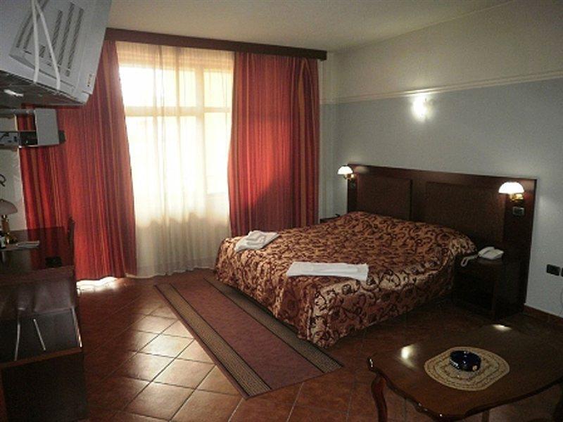 Hotel Elysee Тирана Стая снимка