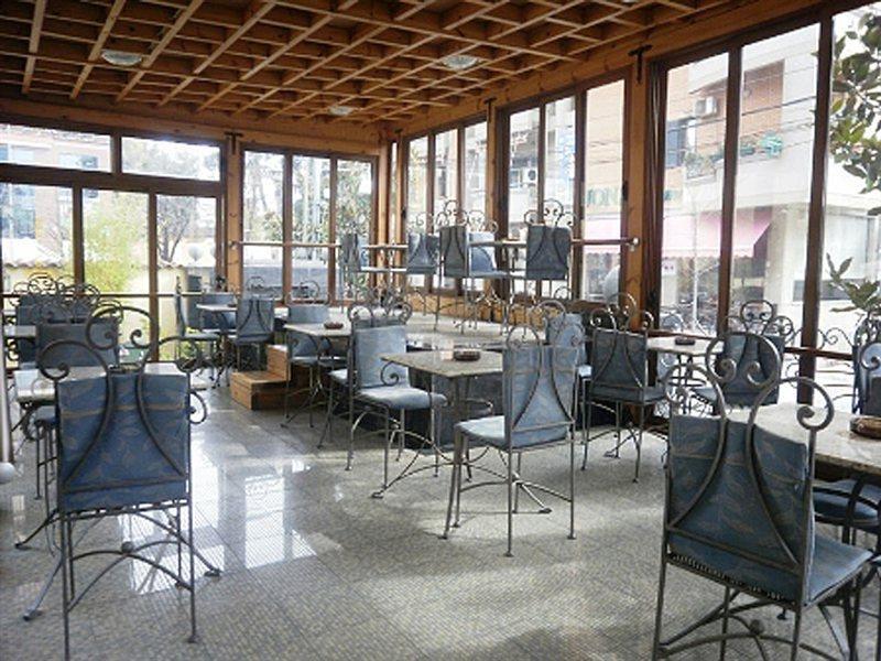Hotel Elysee Тирана Ресторант снимка